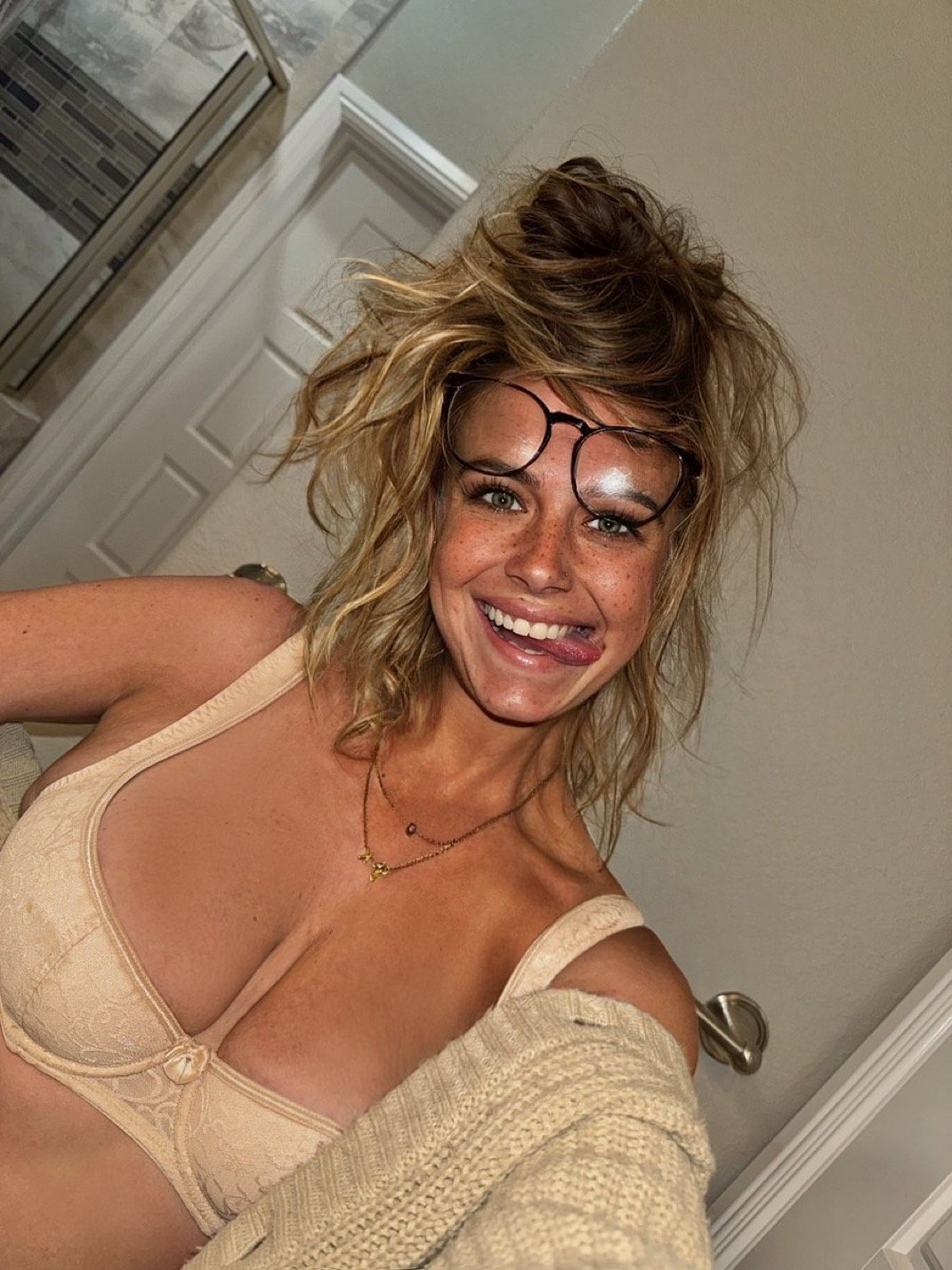 She sent them to him. He sent them to me #TjltSSvj