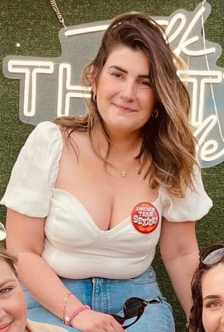 My bosses daughter got her tits out tonight. Looking for some big black cock at the Weezy concert #JwqyWVTC